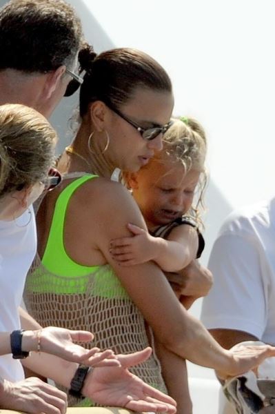Королева пляжа: Ирина Шейк в неоновом бикини с дочкой на Ибице